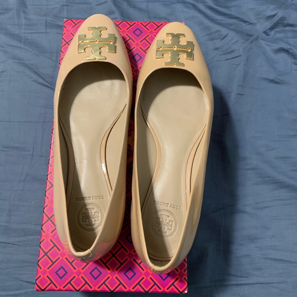 Tory Burch Raleigh Flat in Beige